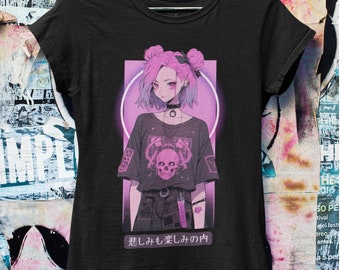 Może przedstawiać: Czarny T-shirt z nadrukiem graficznym przedstawiającym postać anime z różowymi włosami i wzorem czaszki. Tekst "悲しみも楽しみの内" jest nadrukowany na dole wzoru.