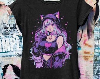 Pode incluir: Camiseta preta com uma estampa gráfica de uma garota de anime com cabelo roxo e azul usando um moletom com capuz preto com orelhas de gato. A garota está segurando um pequeno gato roxo.