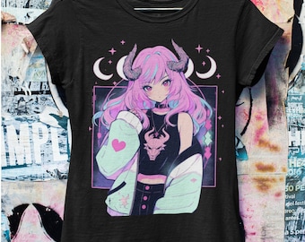 Może przedstawiać: Czarny T-shirt z nadrukiem graficznym postaci anime z różowymi włosami i rogami, ubrany w jasnoniebieską kurtkę i czarny top. Postać otoczona jest gwiazdami i półksiężycami.