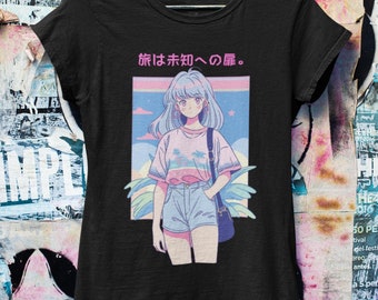 Może przedstawiać: Czarny T-shirt z grafiką przedstawiającą anime dziewczynę z niebieskimi włosami w różowej koszulce i niebieskich spodenkach. Tekst "旅は未知への扉。" jest nadrukowany na różowo nad grafiką.