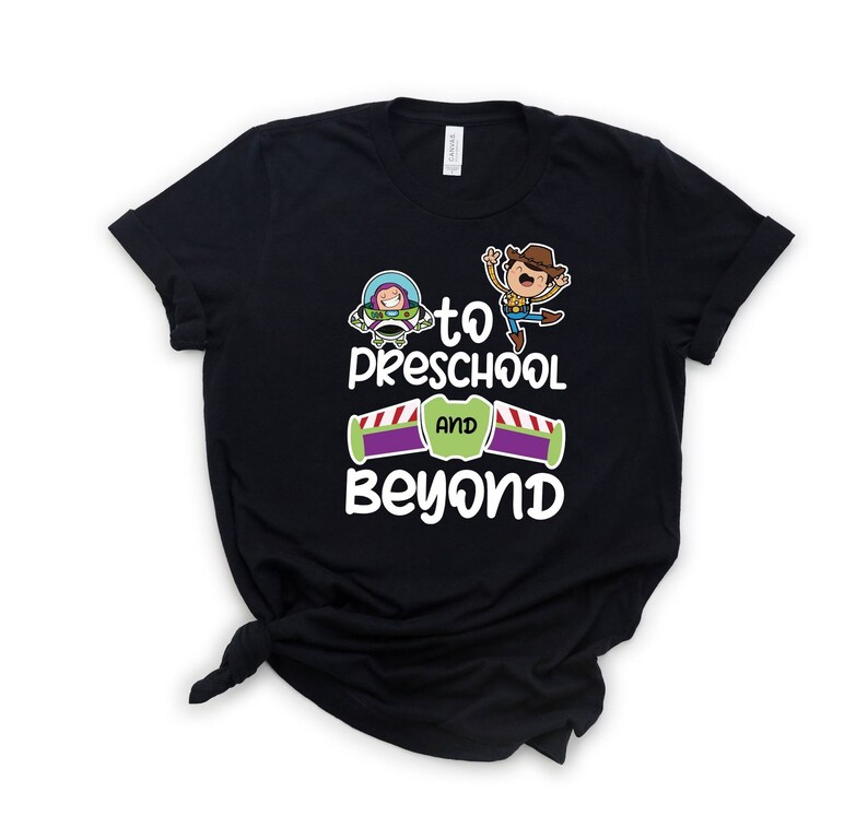 Pode incluir: Camiseta preta com um gr&aacute;fico branco de Woody e Buzz Lightyear de Toy Story. O gr&aacute;fico diz "To Preschool and Beyond".