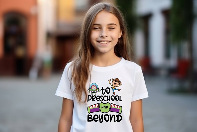 Pode incluir: Camiseta branca com um gr&aacute;fico de Woody e Buzz Lightyear do Toy Story. O gr&aacute;fico diz "to preschool and beyond".