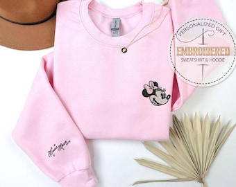 Sudadera con cabeza de Mickey o Minnie, sudadera con capucha bordada con la firma en la manga, sudadera acogedora estilo Disney, regalo para ella, atuendo para el parque de invierno