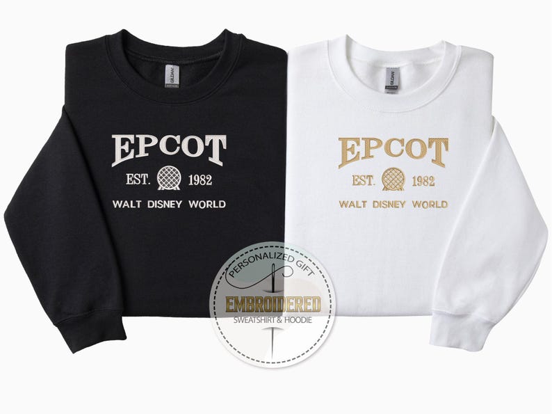 Puede incluir: Sudaderas negras y blancas con el texto "EPCOT EST. 1982 WALT DISNEY WORLD". Las sudaderas tienen mangas largas y cuello redondo. Un logotipo circular dice "PERSONALIZED GIFT EMBROIDERED SWEATSHIRT & HOODIE".