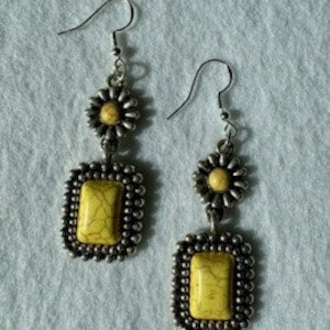 Yellow stone dangle earrings