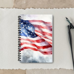 Notitieboek spiraalvormig Amerikaanse vlag | Draadgebonden notitieboek met zachte kaft en gelijnde lijnen | Draagbaar A5-formaat: 6 x 8 inch | Gelinieerd dagboek