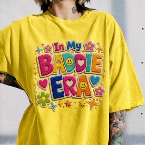 Camiseta "In My Baddie Era", linda camiseta gráfica con estética Y2K, top con letras retro y parches coloridos, regalo moderno de estilo urbano femenino para ella.