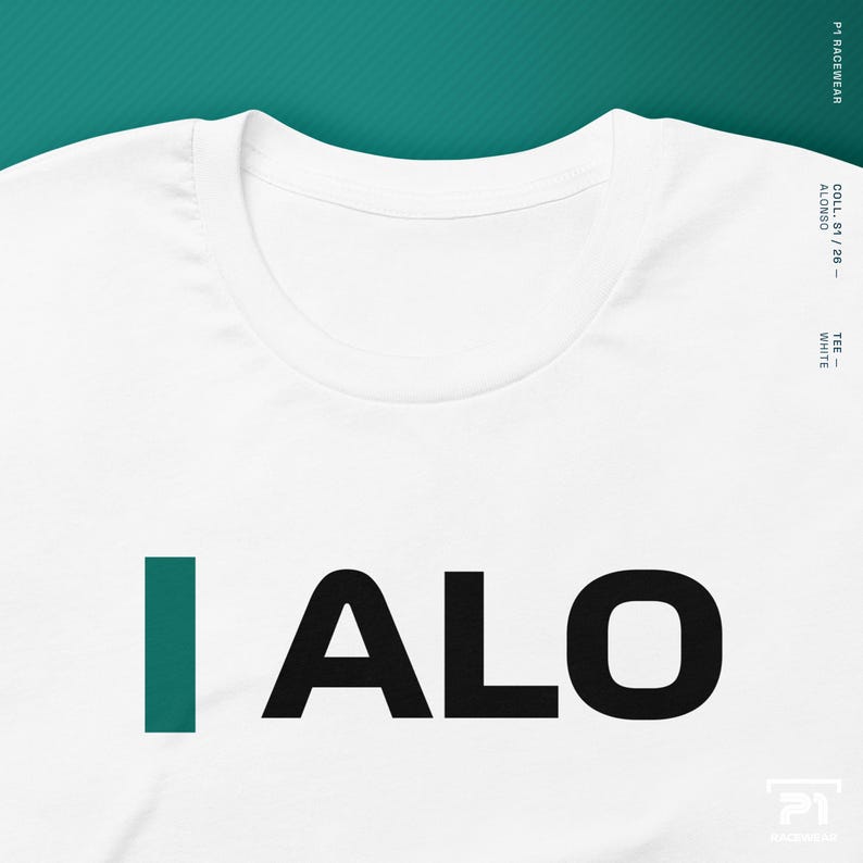 K&ouml;nnte beinhalten: Wei&szlig;es T-Shirt mit dem Text "I ALO" in schwarzen Blockbuchstaben und einem teal "I". Das Shirt hat einen Rundhalsausschnitt und kurze &Auml;rmel. Der Text "COLL S1/26 - ALONSO" ist vertikal auf der rechten Seite aufgedruckt.