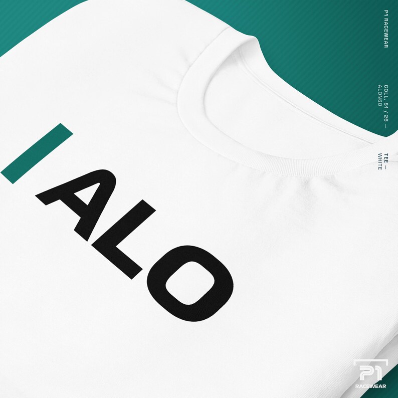 K&ouml;nnte beinhalten: Wei&szlig;es T-Shirt mit dem Wort "ALO" in gro&szlig;en schwarzen Buchstaben und einem gr&uuml;nen vertikalen Strich. Das Shirt hat einen Rundhalsausschnitt und ist aus einem weichen Material. Der Text "TEE - WHITE" ist seitlich aufgedruckt.