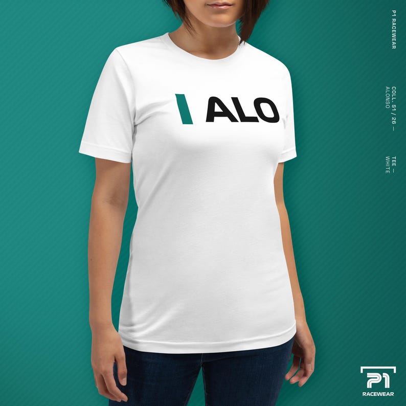 K&ouml;nnte beinhalten: Wei&szlig;es T-Shirt mit dem Text "I ALO" in Teal und Schwarz. Das kurz&auml;rmelige Shirt scheint aus einem weichen Material zu sein. Das Bild enth&auml;lt auch das P1 Racewear-Logo.