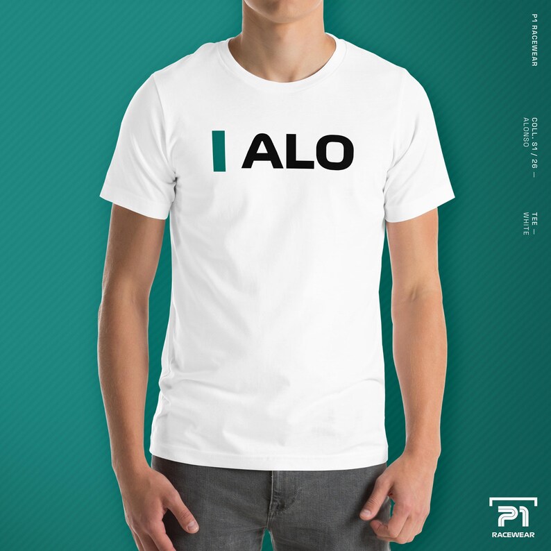 K&ouml;nnte beinhalten: Wei&szlig;es T-Shirt mit dem Text "I ALO" in Schwarz und Blaugr&uuml;n. Das Shirt ist Teil der P1 Racewear-Kollektion mit dem Alonso-Design. Das T-Shirt ist wei&szlig;.