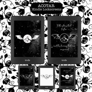 Op de afbeelding: Vier zwart-witte Kindle e-reader schermen met een citaat uit het boek Een Hof van Doornen en Rozen. De quote luidt "To the stars that listen and the dreams that are answered". De schermen tonen een zwart-witte illustratie van een bergketen met een halve maan en sterren erboven. De illustratie is omlijst door een paar vleermuisvleugels.