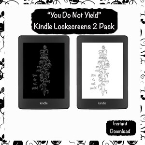 Può includere: Due schermate di e-reader Kindle in bianco e nero con un design a spada e rose. Il testo "You do not yield" è su ogni schermo.