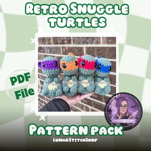 Puede incluir: Cuatro tortugas de ganchillo hechas a mano, cada una con una máscara de diferente color: morado, naranja, rojo y azul. Las tortugas son al estilo de las Tortugas Ninja. La imagen incluye el texto "Retro Snuggle Turtles" y "Pattern Pack".