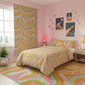 Puede incluir: Un dormitorio con temática retro, con una cama con edredón y fundas de almohada estampados. La habitación incluye una alfombra, cortinas y arte mural a juego con ilustraciones espaciales. La combinación de colores está dominada por tonos rosa, naranja y verde.