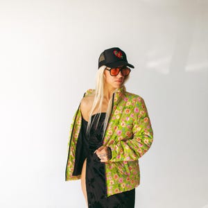 Chaqueta acolchada cómoda: peso medio, cuello alto, forro acolchado.