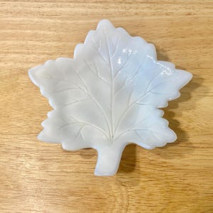 Vintage Westmoreland Company assiette à salade ou à déjeuner en forme de feuille en verre de lait