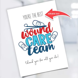 Puede incluir: Una tarjeta blanca con texto azul y rojo que dice "You're the best Wound Care Team thank you for all you do!" con una flecha roja apuntando al texto "editable text". La tarjeta tiene un diseño de vendaje azul y rojo.