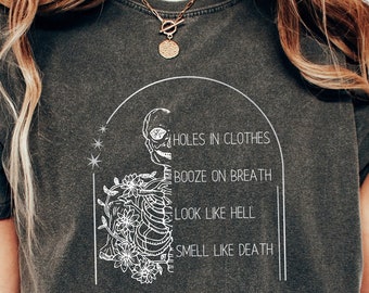 Indie Rock Volksmusik Tee, nicht tot, Komfortfarben, lustiges Shirt, Band Tee, Löcher Kleidung, Alkohol bei Atem, sehen aus wie die Hölle, riechen nach dem Tod