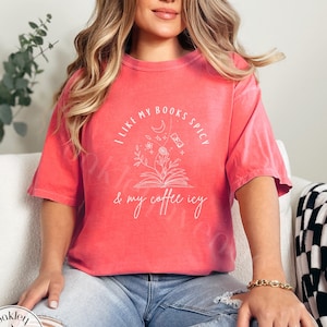 Ich mag meine Bücher Spicy und mein Kaffee Icy Comfort Colors® Buch-Liebhaber-Shirt Smut Dark Romance Reader Tee Spicy Bookish T-Shirt STFUATTDLAGG