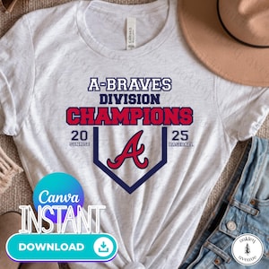 Pode incluir: Camiseta cinza claro com o texto "A-Braves Division Champions" em vermelho e azul. A camiseta apresenta um gráfico de beisebol com a letra "A" e as palavras "20 Sunrise 25 Baseball". O logotipo Canva Instant Download é visível.