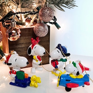 Juego de adornos navideños vintage de Snoopy de Peanuts, de goma moldeada, 7,6 cm de alto.