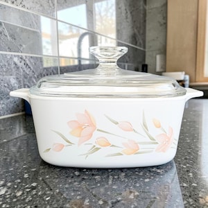 Vintage Pyrex 1.5 Liter Casserole Dish with Glass Lid - 80s Peach Floral Pattern Bakeware - Free Shipping