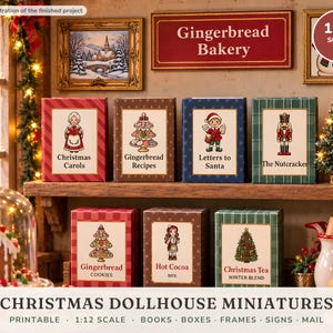 Könnte beinhalten: Ein Set aus 1:12 Miniatur-Weihnachtsboxen und Büchern mit Illustrationen von Nussknackern, Lebkuchen und Leckereien. Die Artikel stehen auf einem Holzregal mit Beschriftungen wie Christmas Carols, Gingerbread Recipes, Letters to Santa, The Nutcracker, Gingerbread Cookies, Hot Cocoa Mix und Christmas Tea Winter Blend.