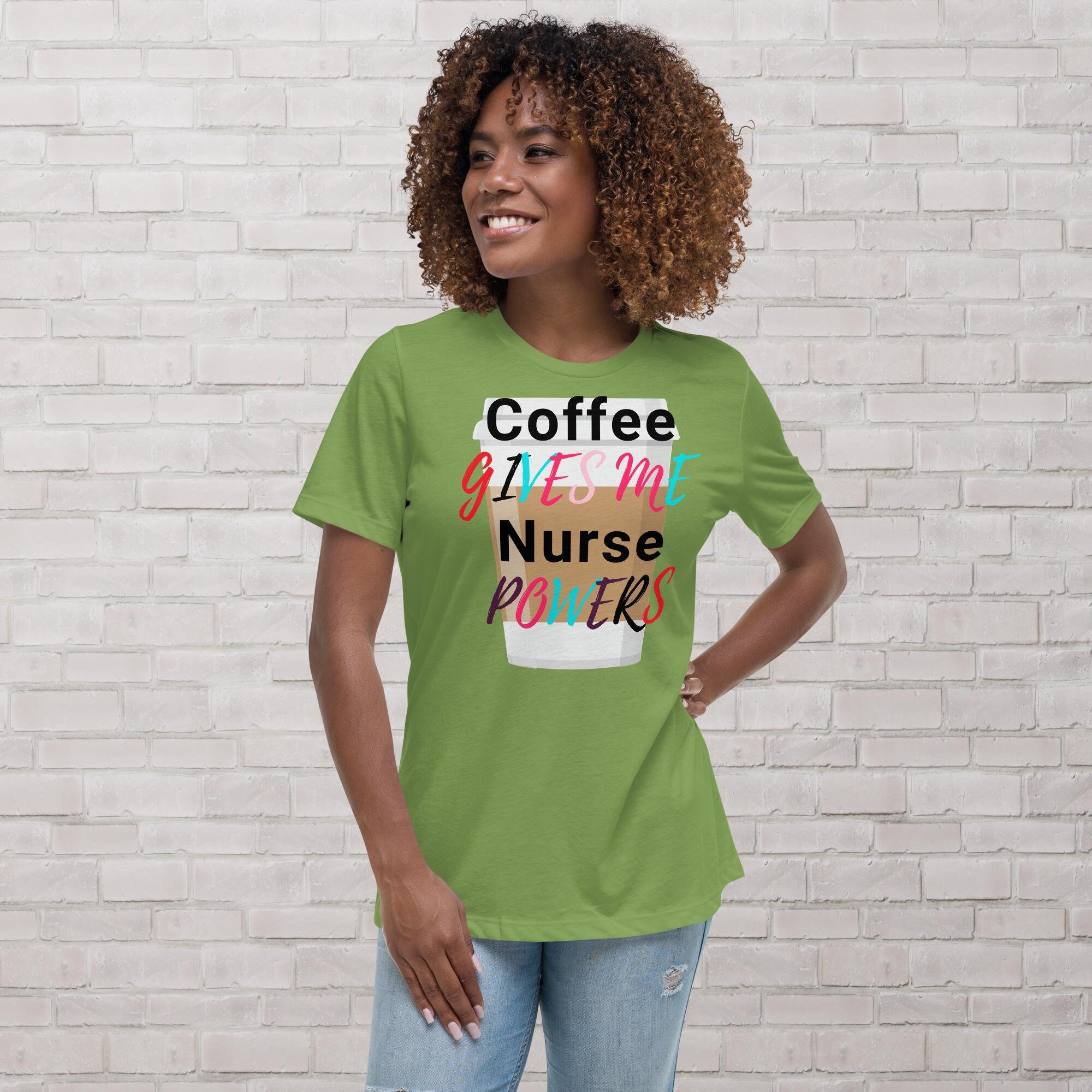 Kaffee gibt mir Krankenschwester Powers T-Shirt | Krankenschwester Shirt | Krankenschwester Wertschätzung | Nurse Life | Schwesternwoche | Geschenk für Krankenschwestern