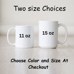 Peut inclure: Deux tasses en c&eacute;ramique blanche, l'une de 11 oz et l'autre de 15 oz, avec le texte "Choisir la couleur et la taille au moment du paiement" en dessous.