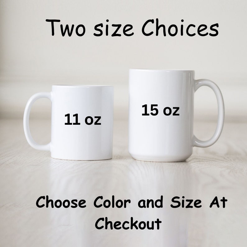 Peut inclure: Deux tasses en c&eacute;ramique blanche, l'une de 11 oz et l'autre de 15 oz, avec le texte "Choisir la couleur et la taille au moment du paiement" en dessous.