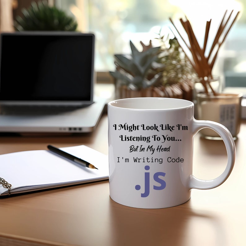 Peut inclure: Une tasse en c&eacute;ramique blanche avec un motif de texte noir et blanc qui dit "I Might Look Like I'm Listening To You... But In My Head I'm Writing Code .JS".