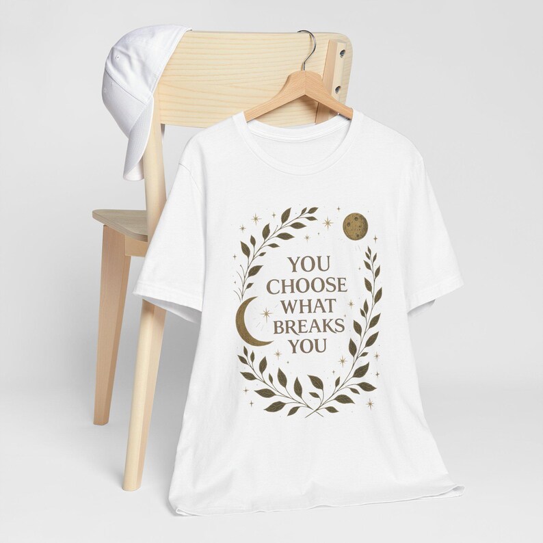 Camiseta Romantasy, Camiseta "Tú eliges lo que te rompe", Top de romance fantástico, Camiseta para lectores de Booktok, Regalo celestial para amantes de los libros, Camiseta con estética de hadas imagen 4