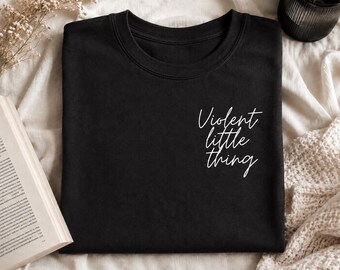 Camiseta "Pequeña Cosa Violenta", Camiseta con Estética Literaria, Regalo para Lectores, Camiseta "Chica Moralmente Dudosa", Camiseta "Romance Oscuro", Camiseta para Amantes de los Libros