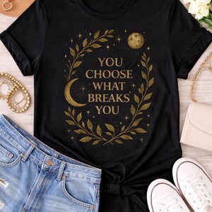 Camiseta Romantasy, Camiseta "Tú eliges lo que te rompe", Top de romance fantástico, Camiseta para lectores de Booktok, Regalo celestial para amantes de los libros, Camiseta con estética de hadas imagen 2