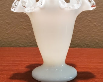 Atemberaubende Fenton Milchglas 4 inch Rüschenrand Vase