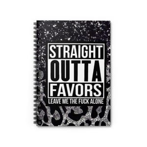 Puede incluir: Un cuaderno con espiral con un diseño de purpurina y estampado de leopardo en blanco y negro. La portada del cuaderno presenta el texto "STRAIGHT OUTTA FAVORS LEAVE ME THE FUCK ALONE" en letras blancas en negrita.