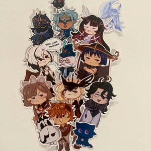 Può includere: Una collezione di adesivi in stile chibi colorati con vari personaggi anime. Gli adesivi mostrano personaggi con abiti ed espressioni uniche, alcuni con accessori. Un adesivo ha il testo "THAT DARN PANTALONE".