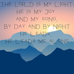 Peut inclure: Une citation motivante sur la foi et la guidance, "THE LORD IS MY LIGHT: HE IS MY JOY AND MY SONG. BY DAY AND BY NIGHT HE LEADS, HE LEADS ME ALONG", affichée sur un fond de coucher de soleil coloré au-dessus d'une chaîne de montagnes.