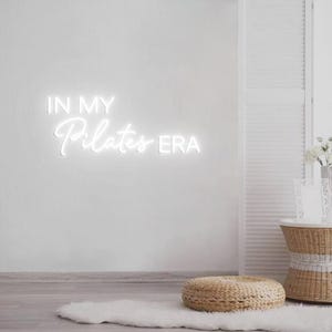 Insegna al neon "In my Pilates Era", insegna Pilates per l'arredamento dello studio di Pilates a casa, luce al neon da parete per lezioni di Pilates, insegna al neon con logo Pilates personalizzato