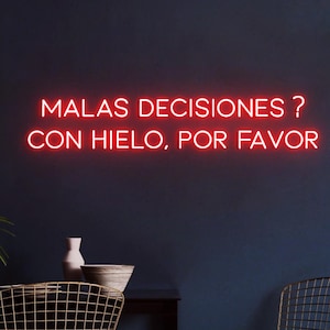Insegna al neon personalizzata Malas Decisiones Con Hielo Por Favor, decorazione bar spagnolo, decorazione bar stile spagnolo, luce al neon nel bar