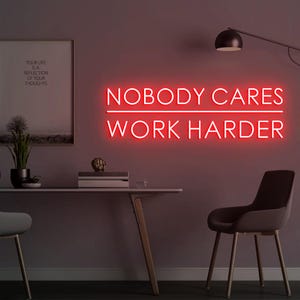 Cartello "Nessuno si preoccupa di lavorare di più", cartello da parete per ufficio, idea di arredamento per palestra domestica, regalo di Natale per marito, idea di arredamento per palestra con insegna al neon