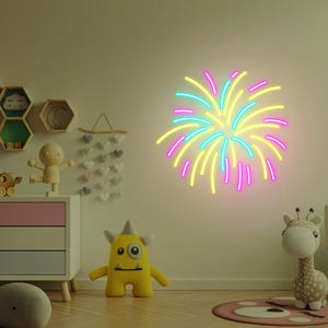 Può includere: Un'insegna luminosa al neon a forma di colorati fuochi d'artificio. Il design dei fuochi d'artificio presenta luci blu, gialle e rosa. L'insegna è montata su una parete bianca nella cameretta di un bambino, con giocattoli e mobili.