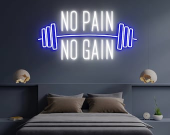 Puede incluir: Un letrero de neón con el texto "NO PAIN NO GAIN" en blanco, con un diseño de barra azul. El letrero está montado en una pared azul oscuro sobre una cama con ropa de cama gris y almohadas marrones. Lámparas decorativas cuelgan.