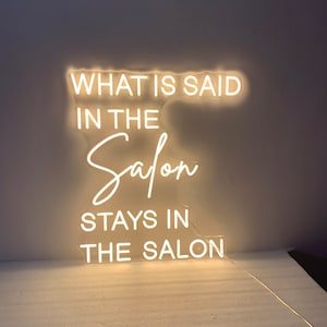 Ciò che viene detto nel salone rimane nel salone, insegna al neon del salone, insegna luminosa al neon per decorazioni murali del salone, insegna del salone, decorazioni per saloni di bellezza