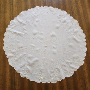 Vintage 1930s Madeira Linen Doily, Hand Embroidered Floral Whitework Centerpiece/Tabletopper, Scalloped Edge afbeelding 2