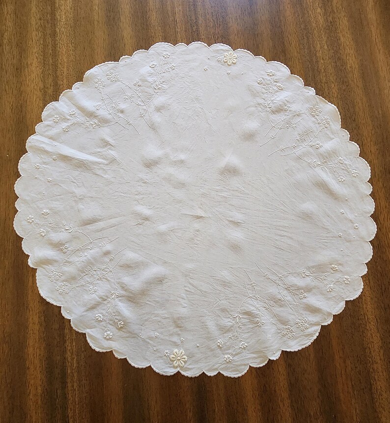 Vintage 1930s Madeira Linen Doily, Hand Embroidered Floral Whitework Centerpiece/Tabletopper, Scalloped Edge afbeelding 2