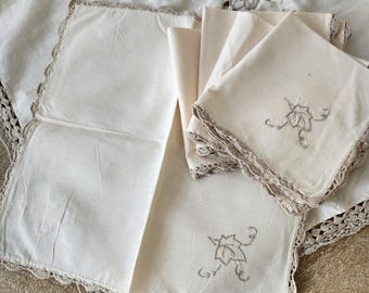 Mantel cuadrado vintage bordado a crochet con estampado floral beige, incluye 5 servilletas.