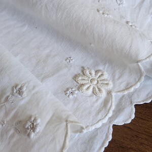 Vintage 1930s Madeira Linen Doily, Hand Embroidered Floral Whitework Centerpiece/Tabletopper, Scalloped Edge afbeelding 7