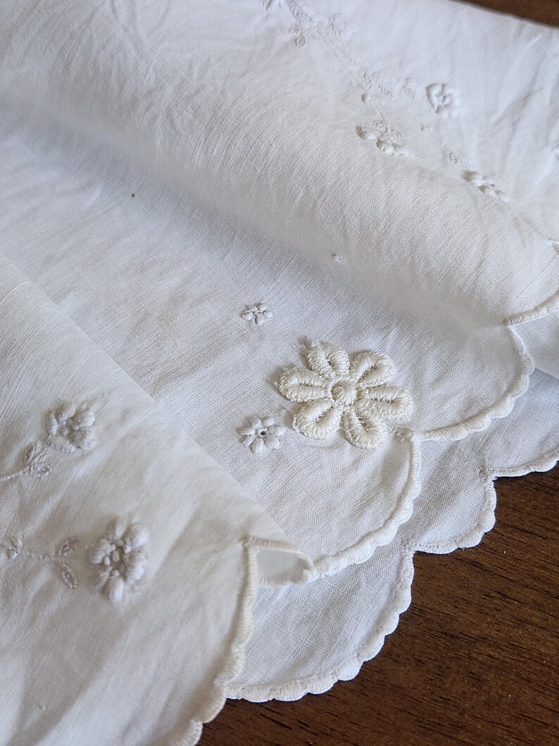 Vintage 1930s Madeira Linen Doily, Hand Embroidered Floral Whitework Centerpiece/Tabletopper, Scalloped Edge afbeelding 7